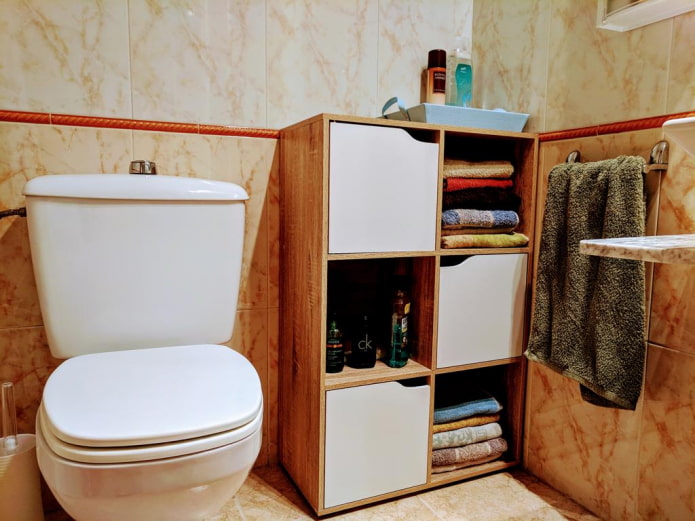 ripiano all'interno del WC