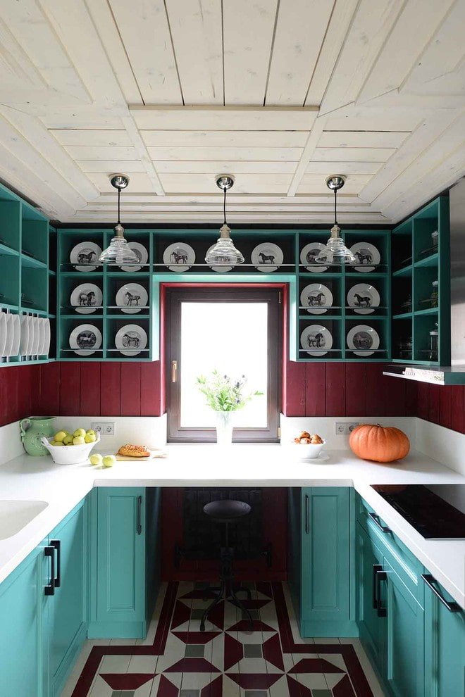 armadietti vicino alla finestra nell'interno della cucina