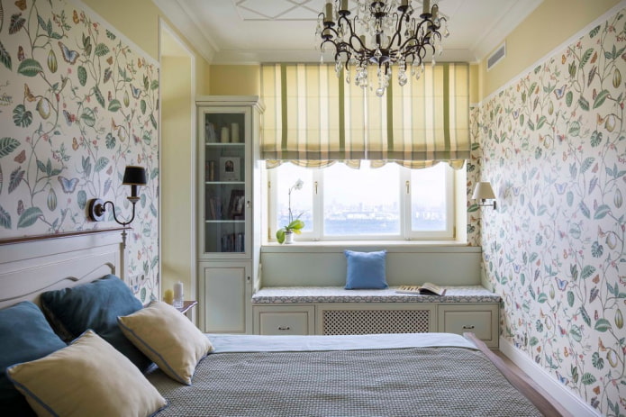 armadi attorno alla finestra nell'interno della camera da letto