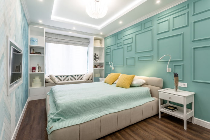 armadietti intorno alla finestra nell'arredamento della camera da letto