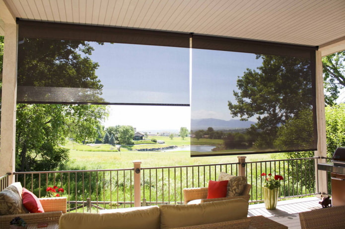 veranda decorata con tende a rullo