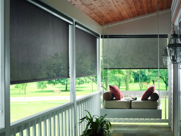 veranda decorata con tende a rullo