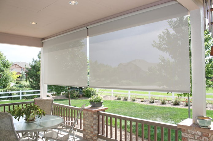 veranda decorata con tende a rullo