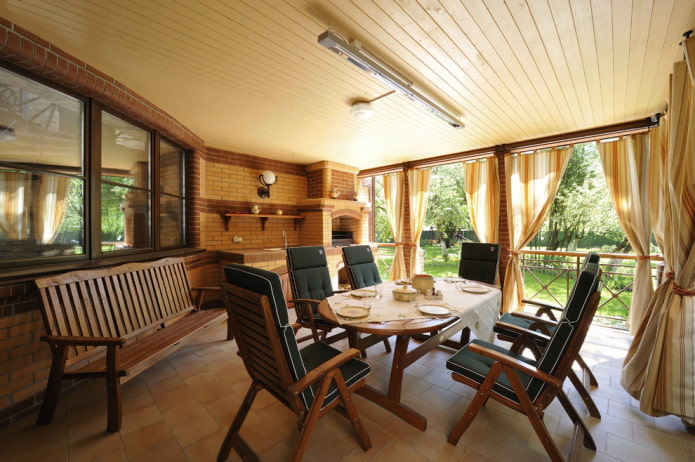 veranda decorata con tende classiche