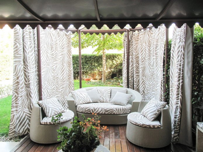 terrazza decorata con tende classiche