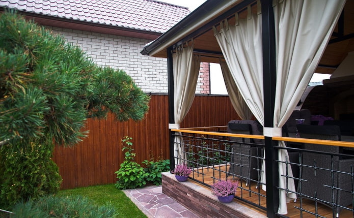 veranda con tende di tela cerata