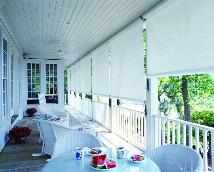 veranda con tende a rullo bianche