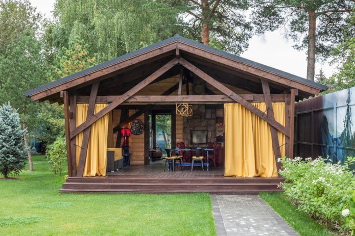veranda con tende gialle