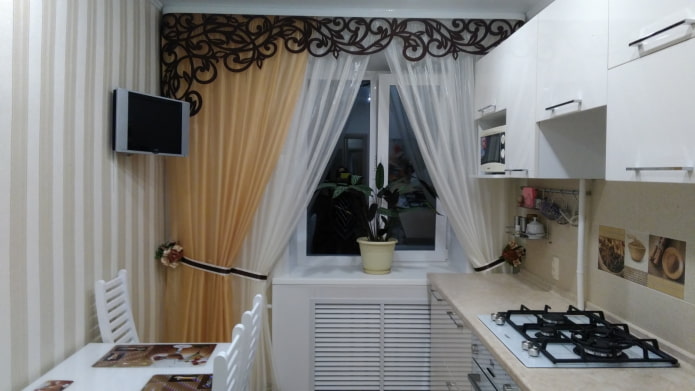 tulle con lambrequin in cucina