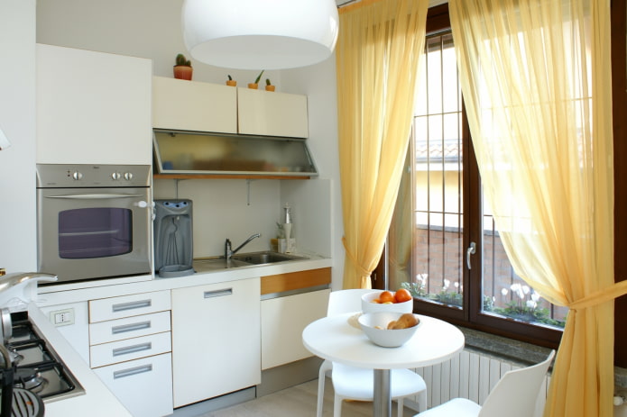 piccola cucina con tende