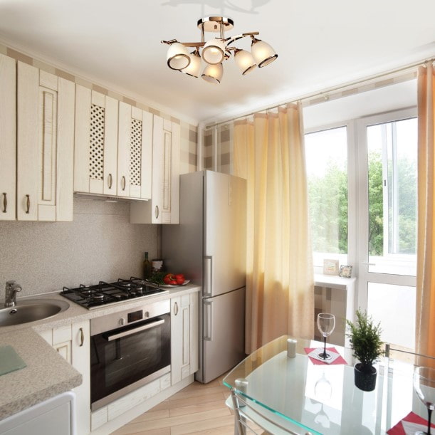 piccola cucina con tende lunghe fino al pavimento