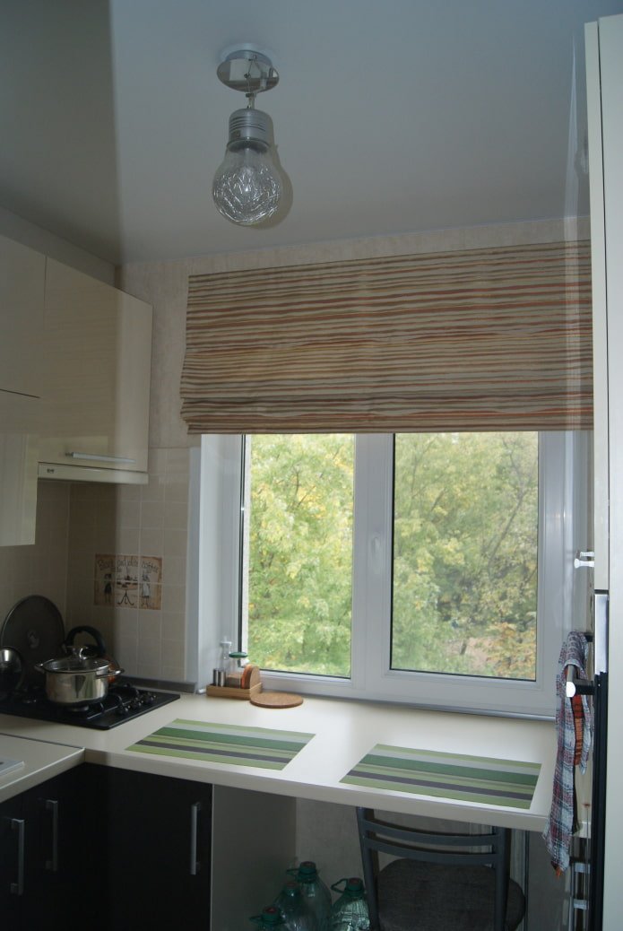 tende a righe in cucina