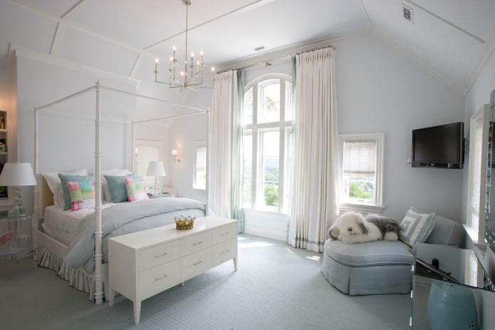 tende su una finestra ad arco in camera da letto
