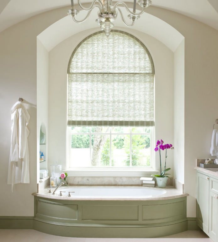finestra ad arco in bagno