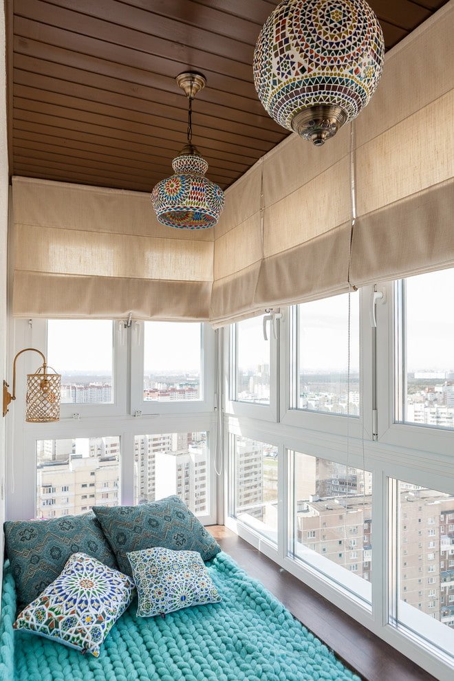 tende a rullo beige sulla loggia