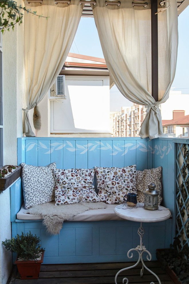 tende beige sul balcone