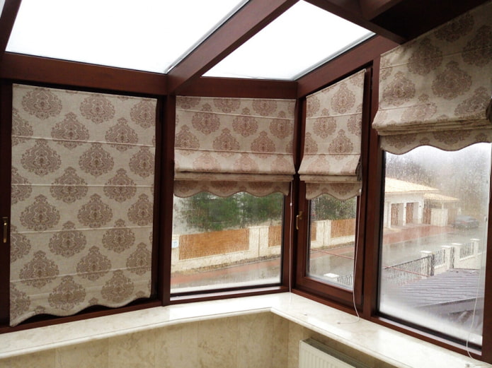 Tende a pacchetto con monogrammi sulla loggia