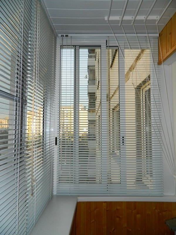 tende orizzontali su finestre scorrevoli del balcone