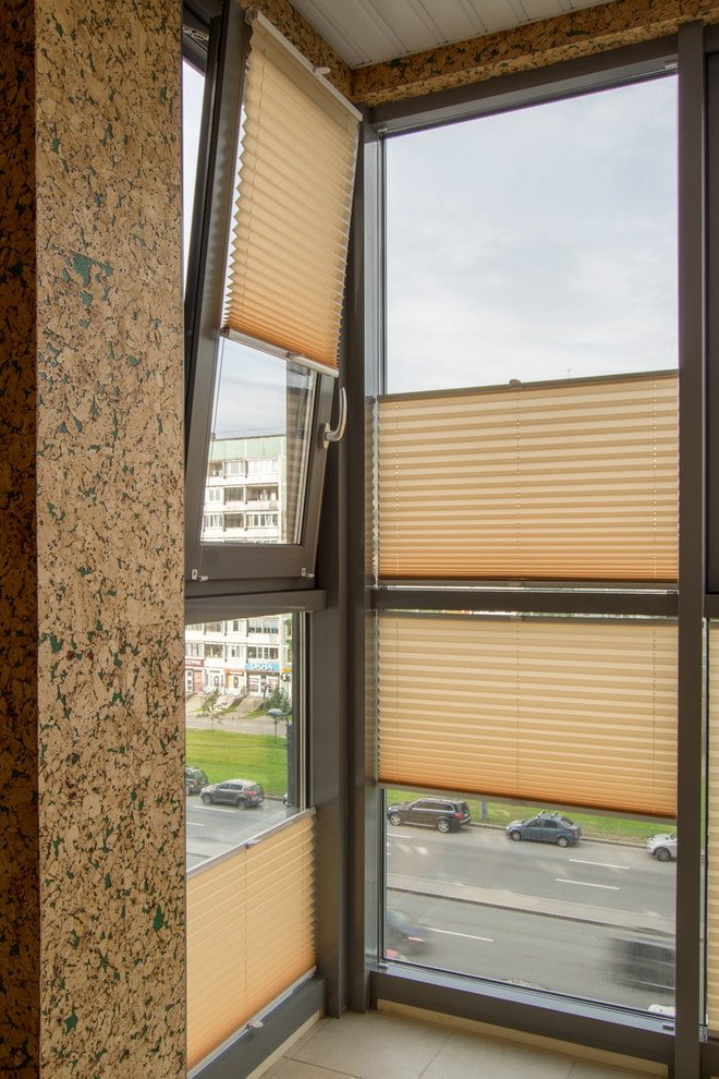 tende plissettate sul balcone con vetrate panoramiche