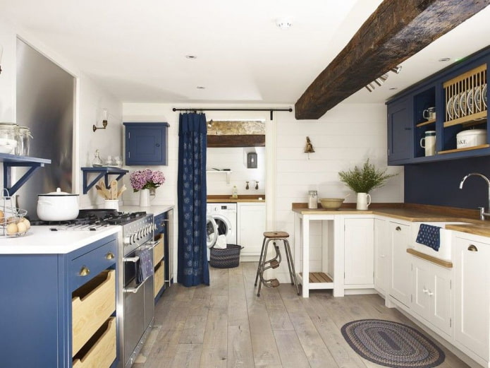 tende sulla porta nell'interno della cucina