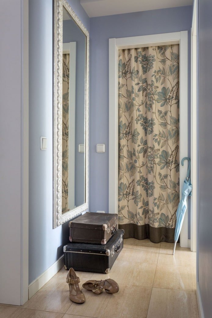 tende sulla porta nell'interno della dispensa