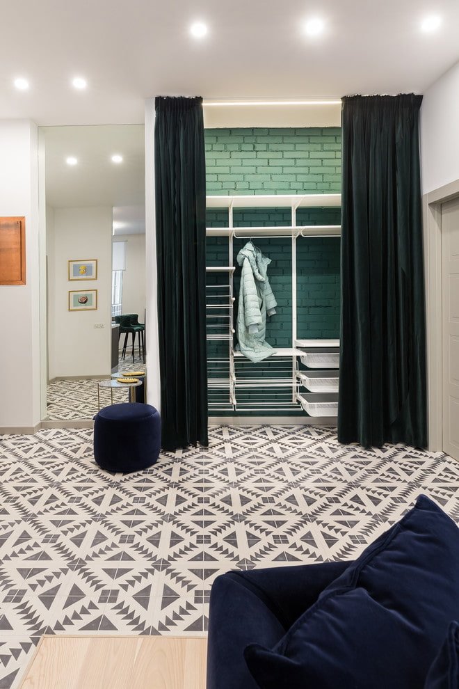 tende sulla porta nell'interno dello spogliatoio