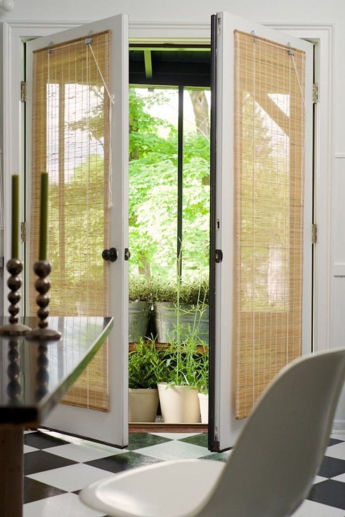 tende di bambù sulla porta all'interno