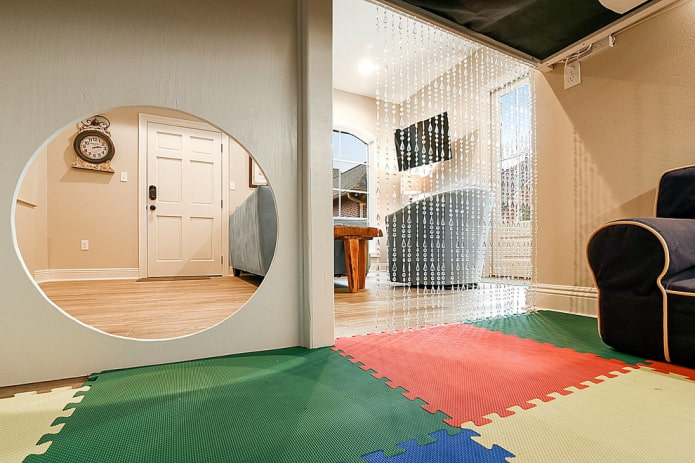 tende-pendenti sulla porta all'interno