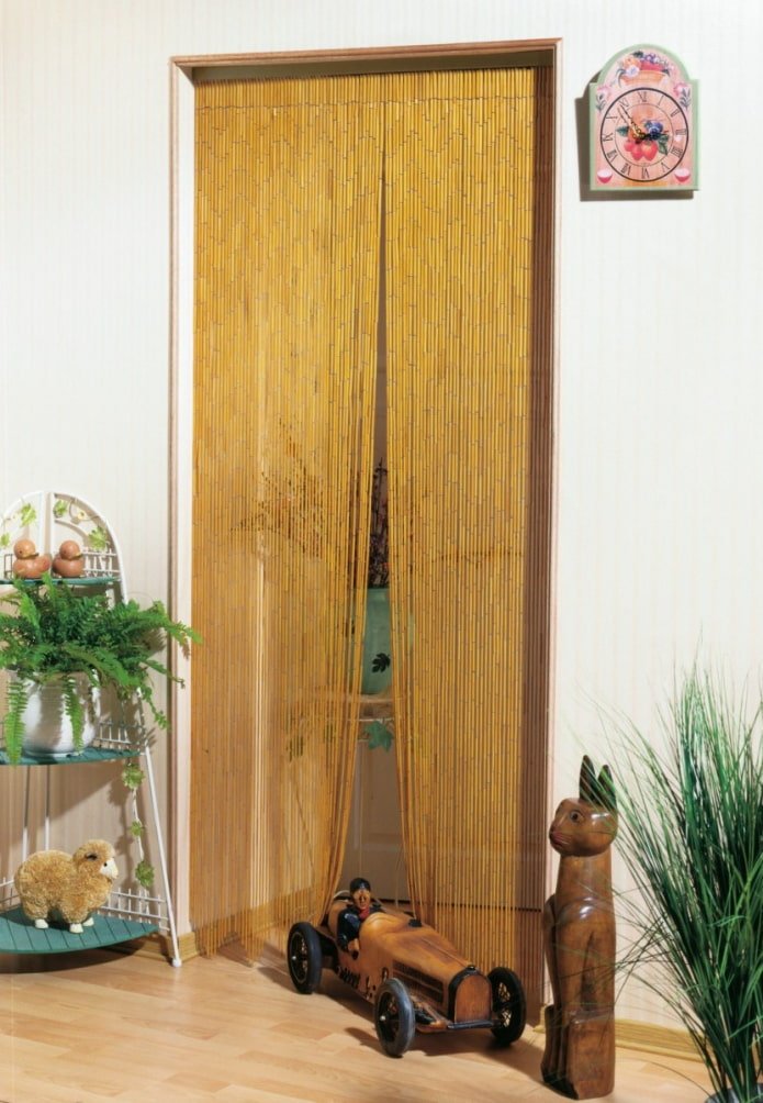 tende in legno sulla porta all'interno