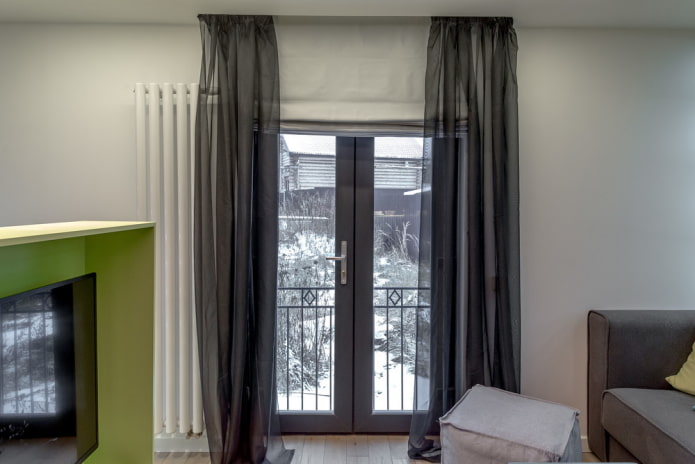tende su una porta a vetri all'interno
