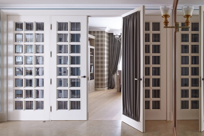 tende su una porta a vetri all'interno