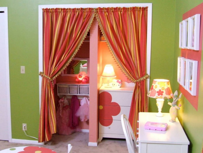 tende sulla porta all'interno della cameretta dei bambini