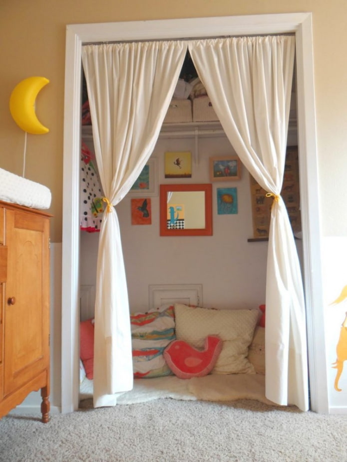 tende sulla porta all'interno della cameretta dei bambini