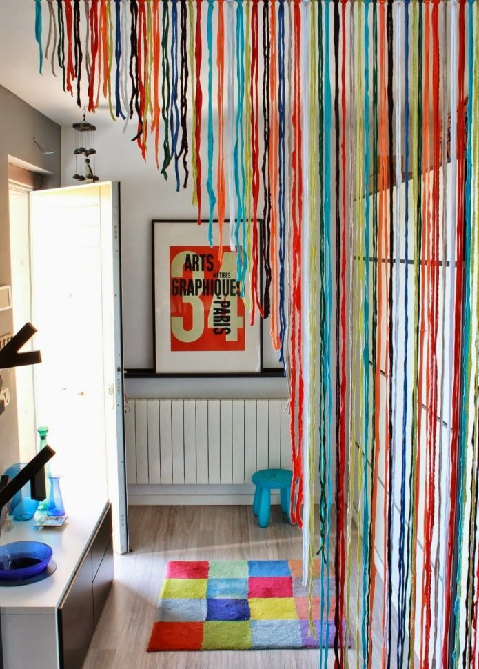 tende sulla porta nell'interno della cameretta dei bambini