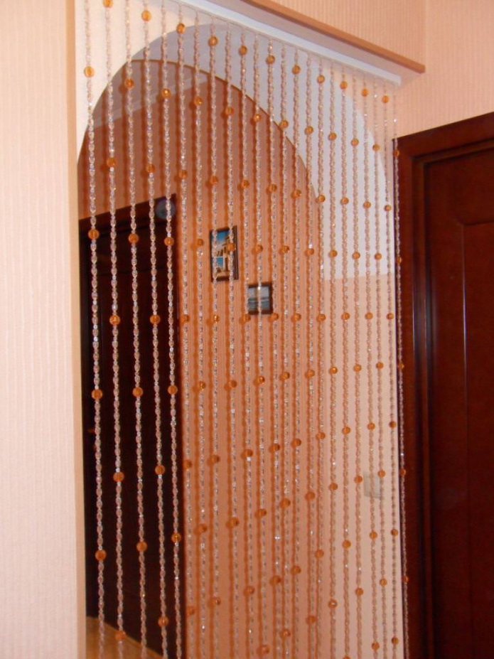 tende pendenti sulla porta