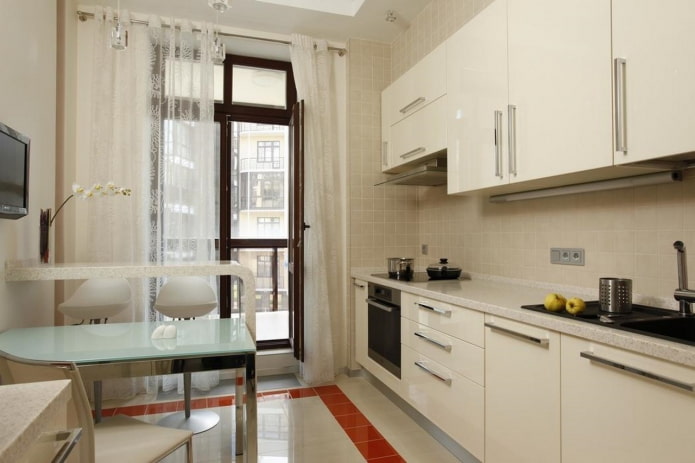 tende sul balcone che si apre in cucina