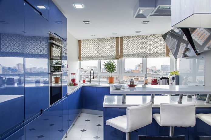 Tende a pacchetto in una cucina blu