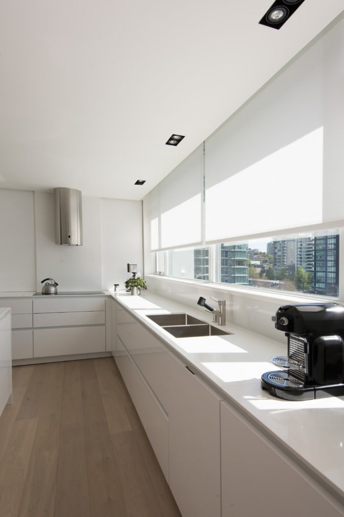 Tende sotto un soffitto teso