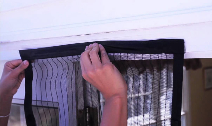 fissare le tende alla parete con il velcro