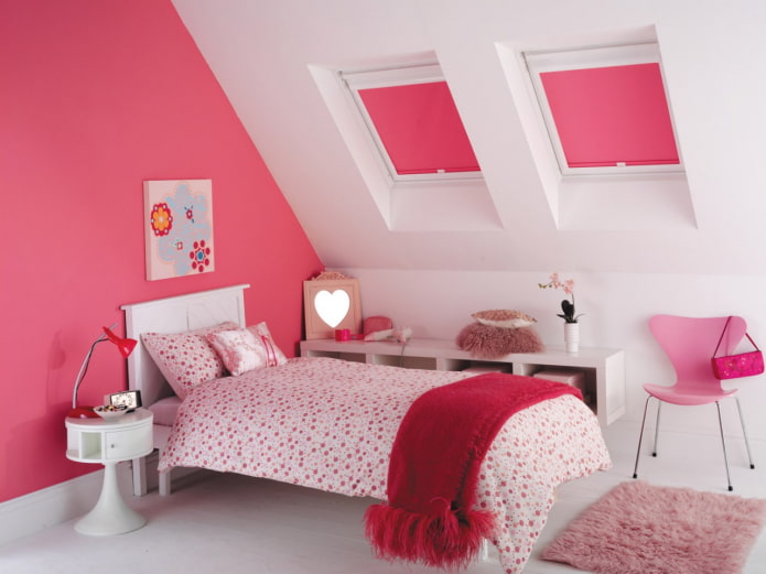 finestre da tetto con tende a rullo rosa