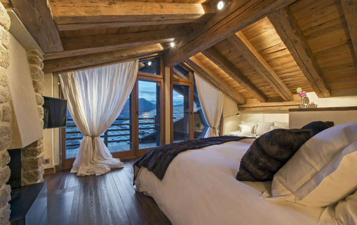 finestre da tetto con tende in stile chalet
