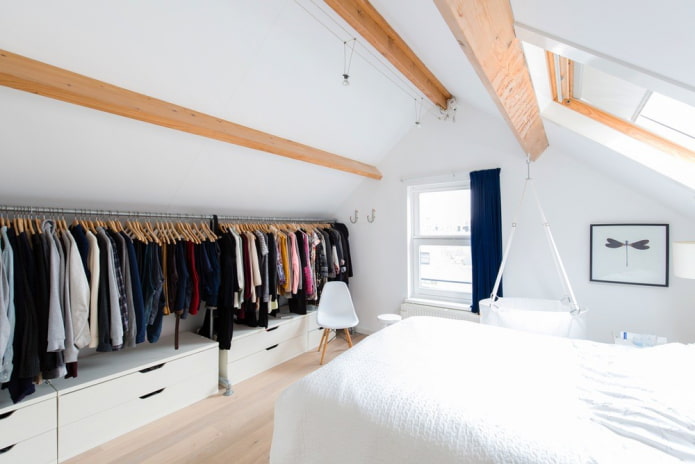 tende a rullo su una finestra a bovindo in stile scandinavo