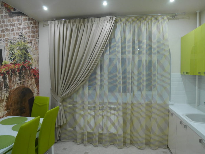 tenda su un lato con tulle