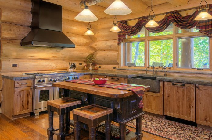 lambrequin con coperte all'interno della cucina