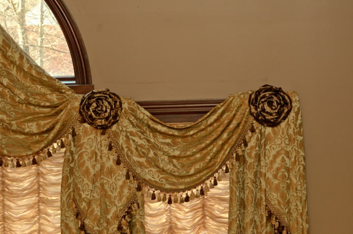 lambrequin decorato con nappe