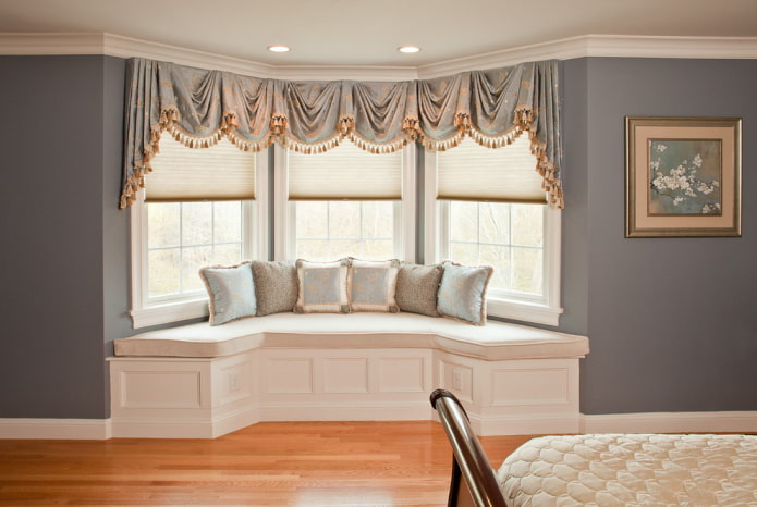 lambrequin decorato con nappe