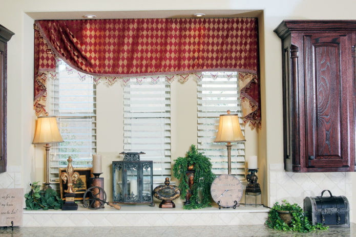 lambrequin decorato con perline di vetro