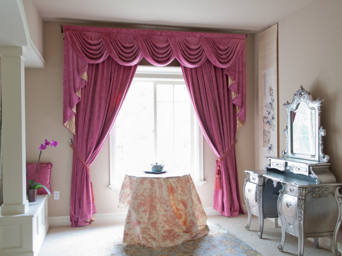 lambrequin rosa in un interno