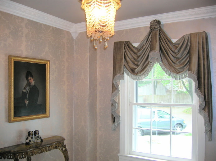 lambrequin decorato con frange