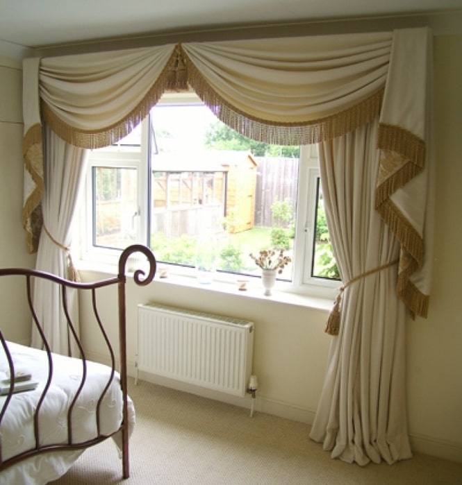 lambrequin decorato con frange